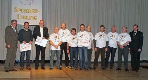 Bürgermeister Lins und Hans-Werner Ehrenberg mit Vertretern der Vereine, die einen Sportsonderpreis erhalten haben