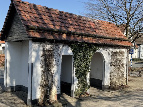 Buswartehaus in Allendorf nach Vandalismusvorfall wieder repariert 