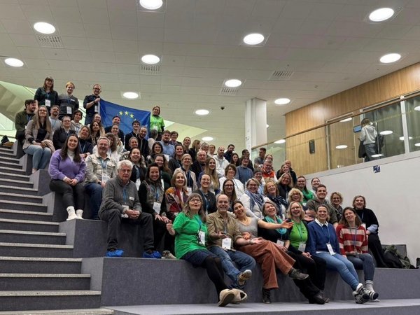 Europäische Konferenz LEADERsein! e.V. "Bürgerregion am Sorpesee" - Gruppenfoto aller Teilnehmenden