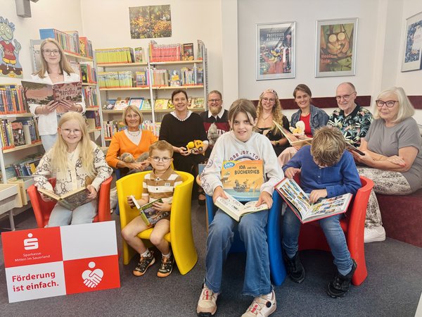 Sparkasse unterstützt Leseförderung und Zukunftsprojekte der Stadtbibliothek Sundern mit 10.000 Euro