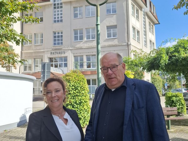 Bürgermeister Klaus-Rainer Willeke gratuliert Dr. Jacqueline Bila zur Wahl als neue Bürgermeisterin der Stadt Sundern