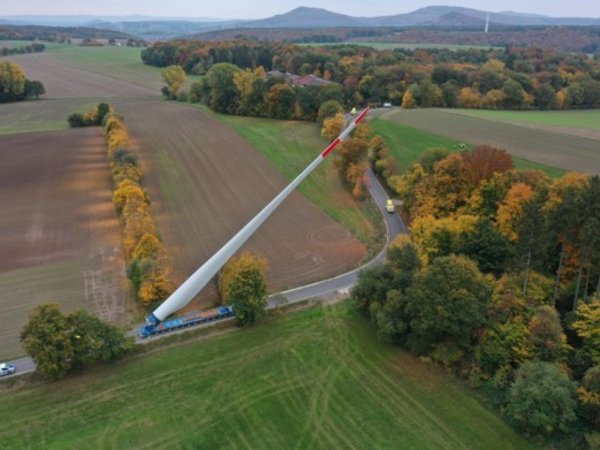 Symbolbild: Transport von Windenergieanlagen-Komponenten 