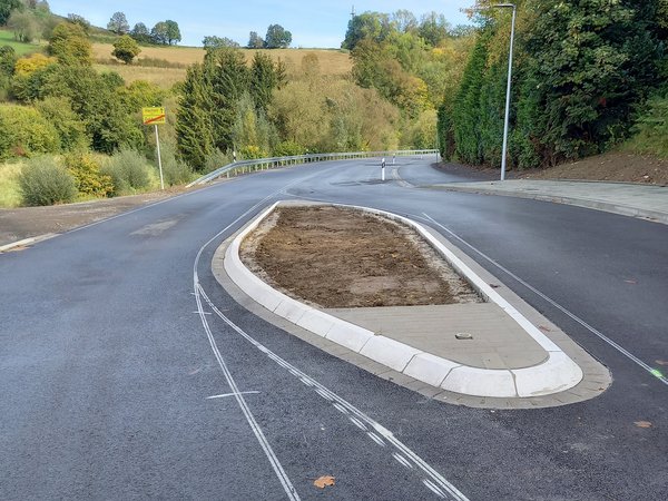 Erneuerte Fahrbahn der B 229 durch Sundern-Enkhausen