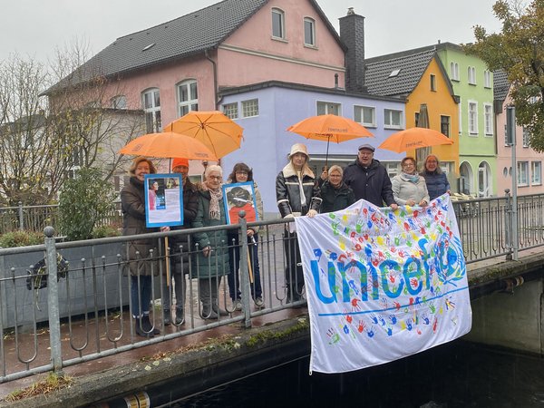 Orange ZONTA-Schirme behüten Handabdrücke Sunderaner Kinder