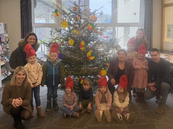 Kita Amecke schmückt den diesjährigen Weihnachtsbaum im Rathaus
