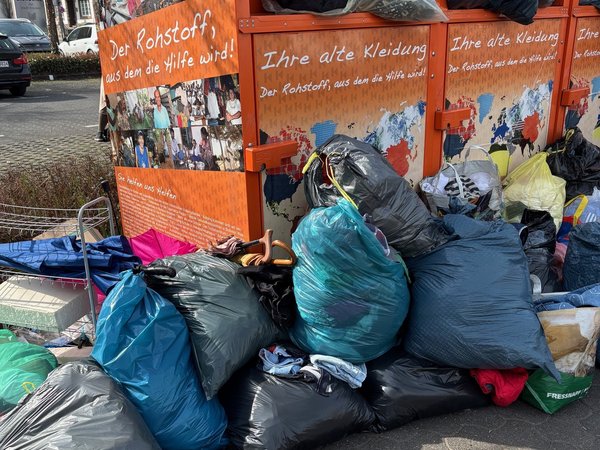 Überfüllte Altkleidercontainer und Unrat im Stadtgebiet Sundern