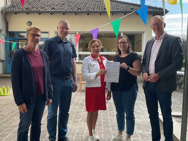 Stadt Sundern übergibt Weiterleitungsbescheid an den Träger der Kita Endorf für den Ausbau. 