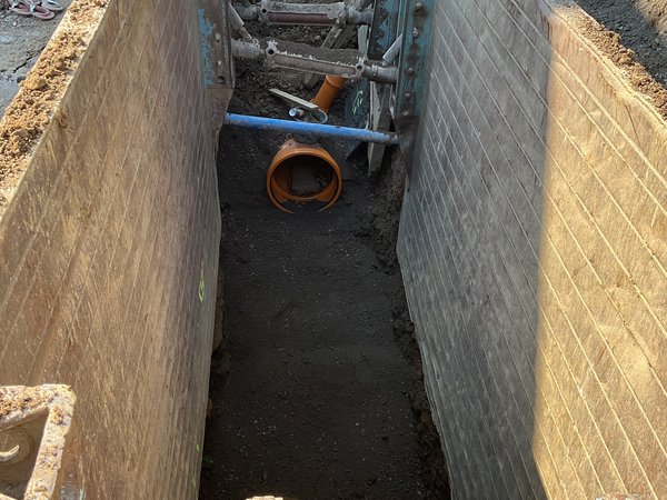 Kanalarbeiten in der Straße "Am Spreehang" - Blick in die Baugrube 