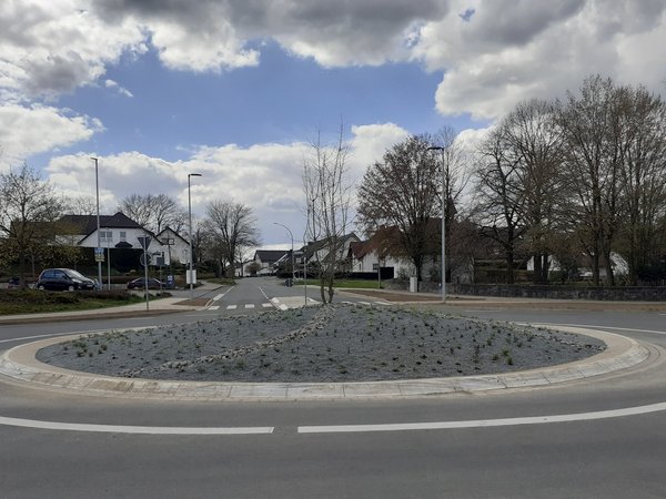 Der im letzten Jahr neu bepflanzte Kreisverkehr in der Röhre (Foto: Frühjahr 2023)