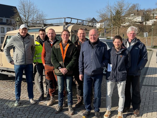Vertreter der Stadtverwaltung und der Politik kurz vor Abfahrt zur gemeinsamen Besichtigung möglicher Flächen für Windkraftanlagen in Sundern