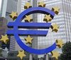 Das Bild zeigt ein Euro-Zeichen mit goldenen Sternen der Europäischen Union