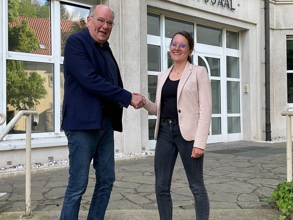 Bürgermeister Klaus-Rainer Willeke begrüßt die neue Gleichstellungsbeauftragte Helen Schreiber 