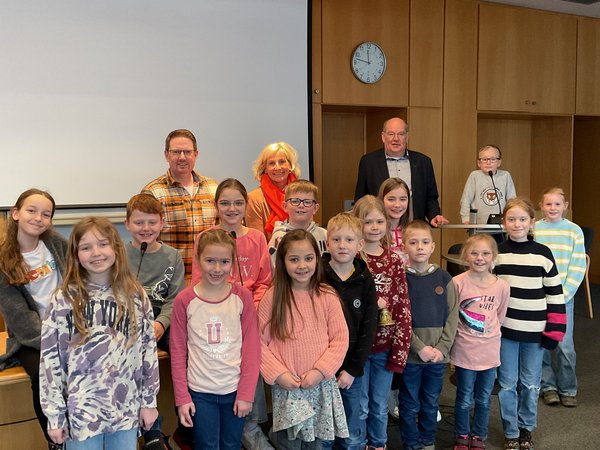 Schülerrat der Grundschule Hachen zu Besuch im Rathaus der Stadt Sundern
