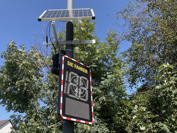 Verkehrsdisplay am Ortseingang von Stemel
