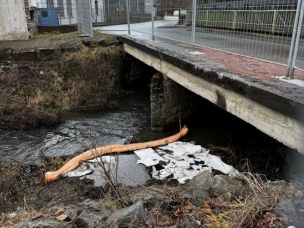 Beschädigte Brücke am Selscheder Weg nach einem LKW-Unfall