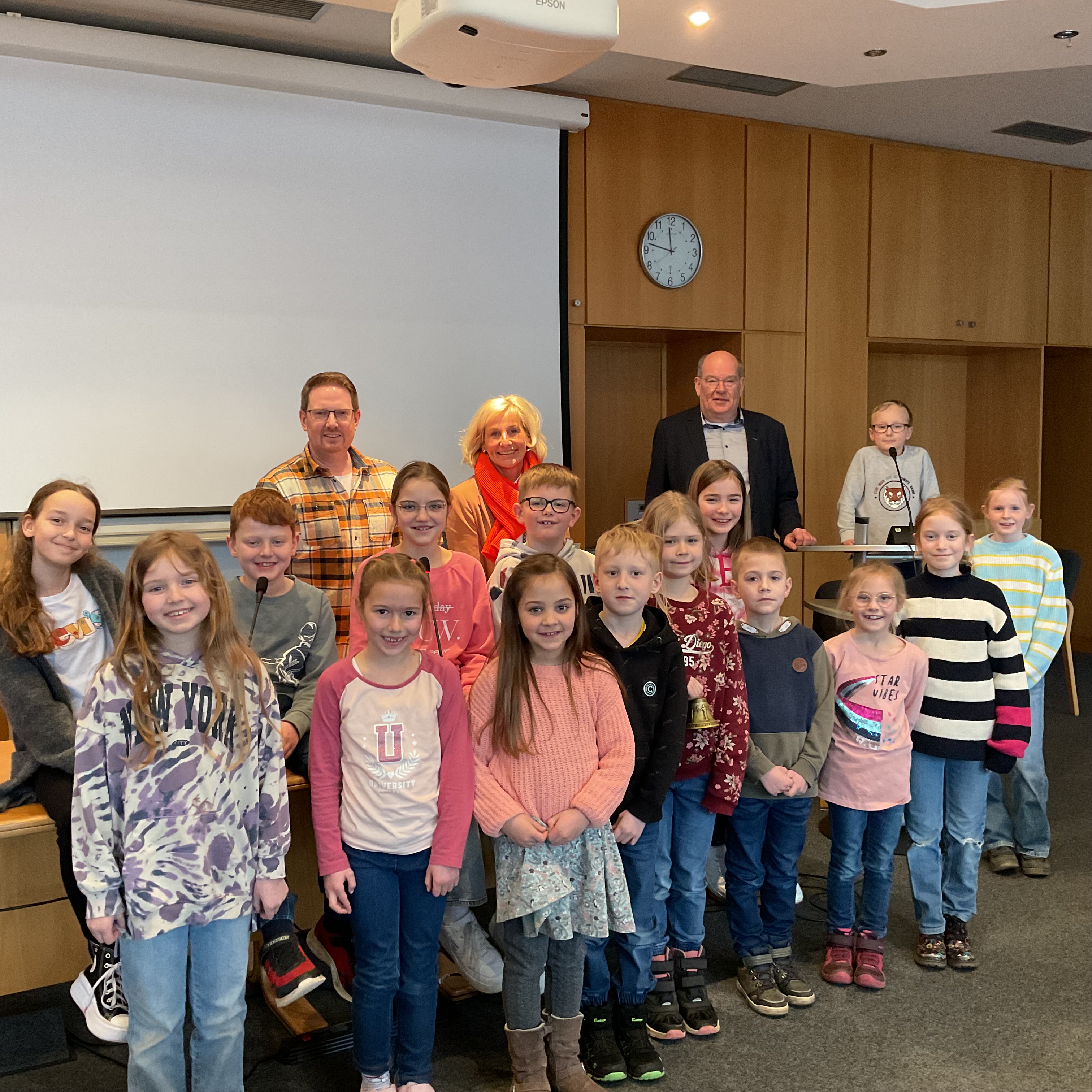 Schülerrat der Grundschule Hachen zu Besuch im Rathaus der Stadt Sundern