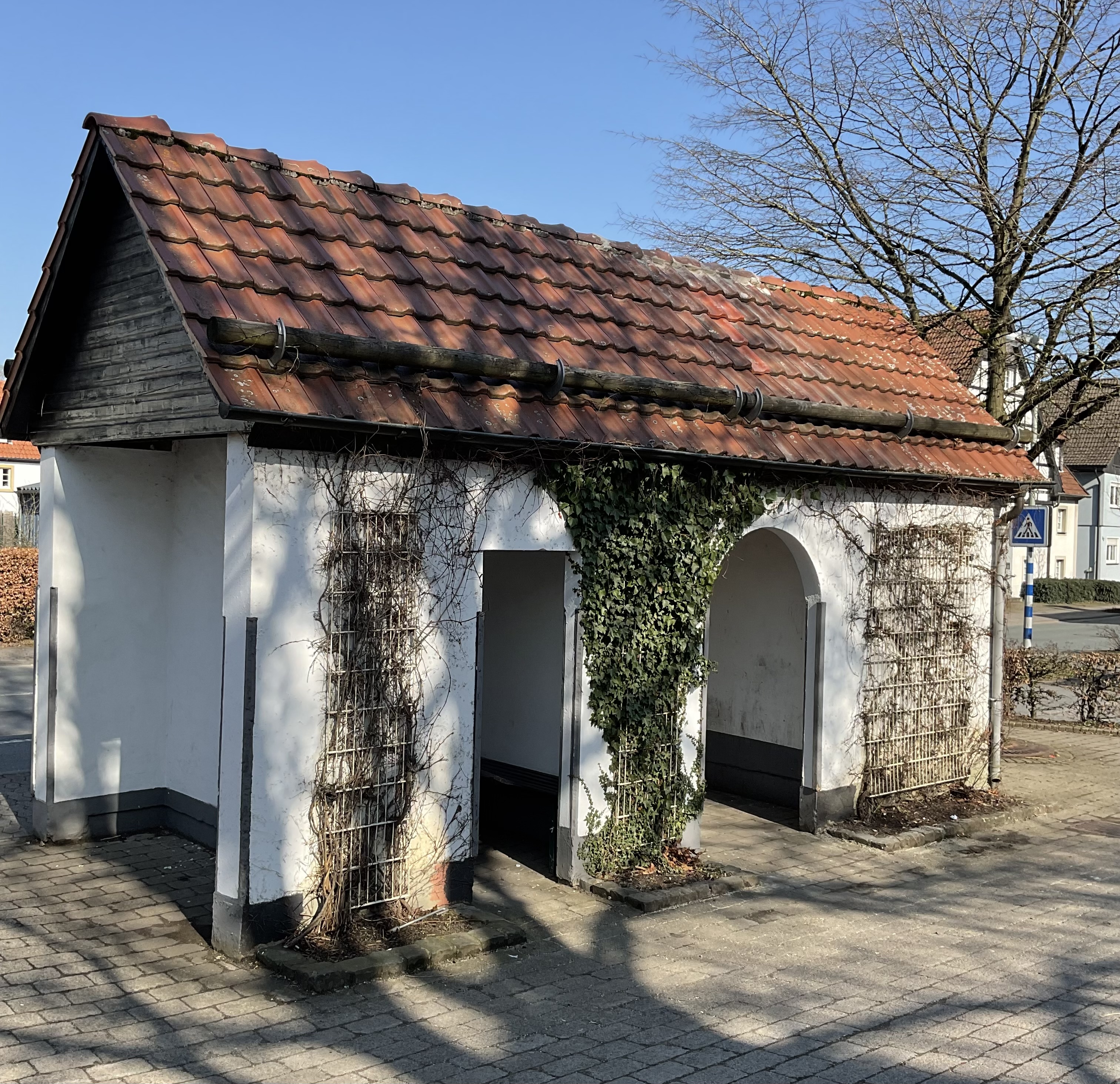 Buswartehaus in Allendorf nach Vandalismusvorfall wieder repariert 