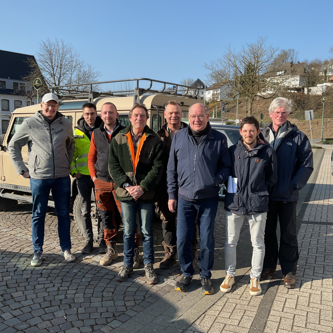 Vertreter der Stadtverwaltung und der Politik kurz vor Abfahrt zur gemeinsamen Besichtigung möglicher Flächen für Windkraftanlagen in Sundern