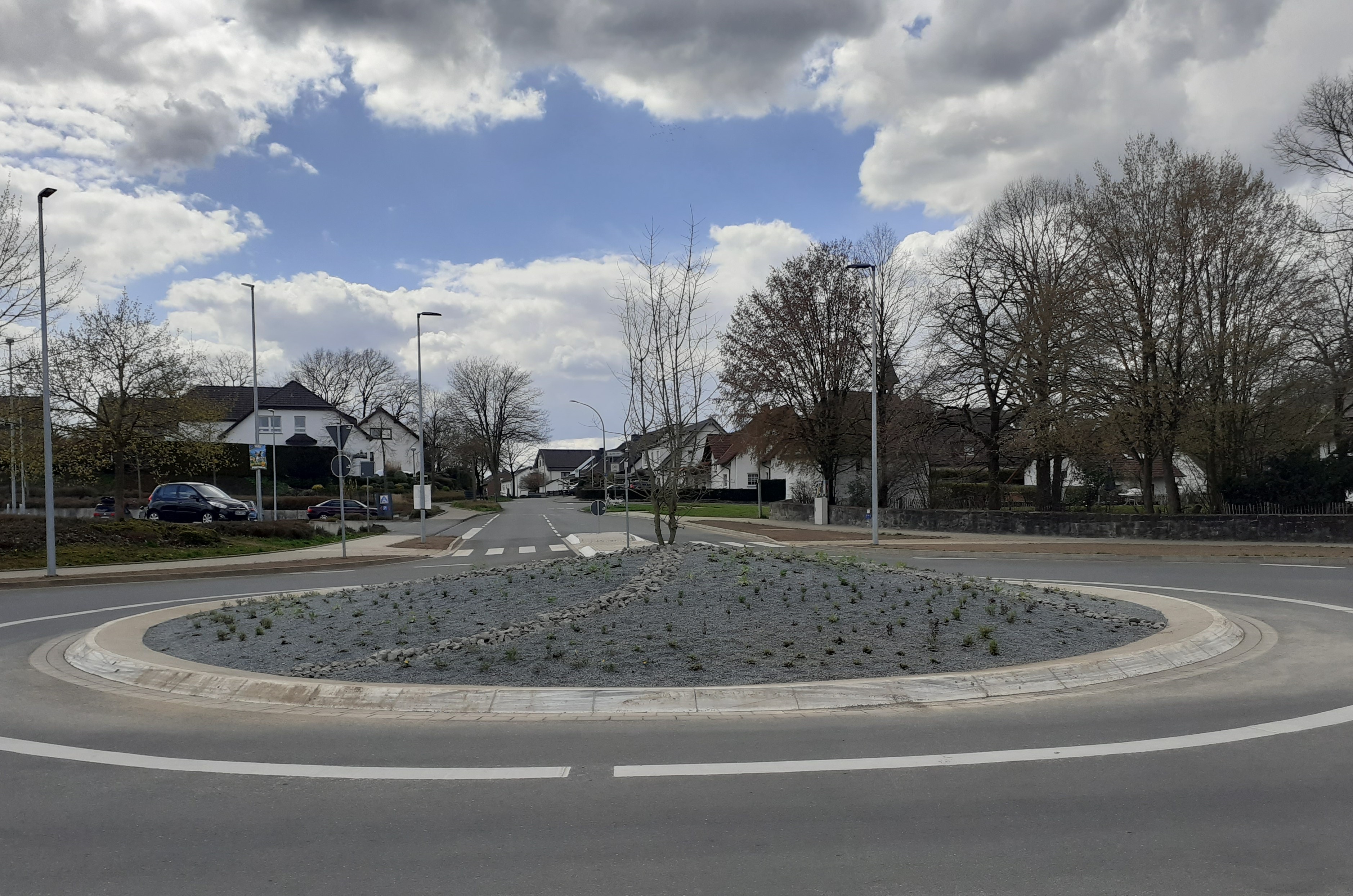 Der im letzten Jahr neu bepflanzte Kreisverkehr in der Röhre (Foto: Frühjahr 2023)