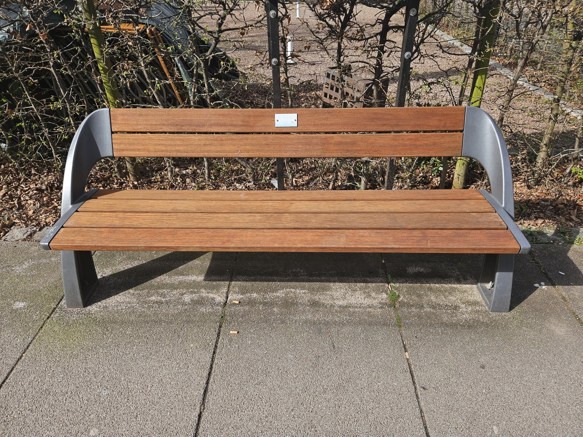 Sitzbänke in der Innenstadt für das Frühjahr wieder fit gemacht 