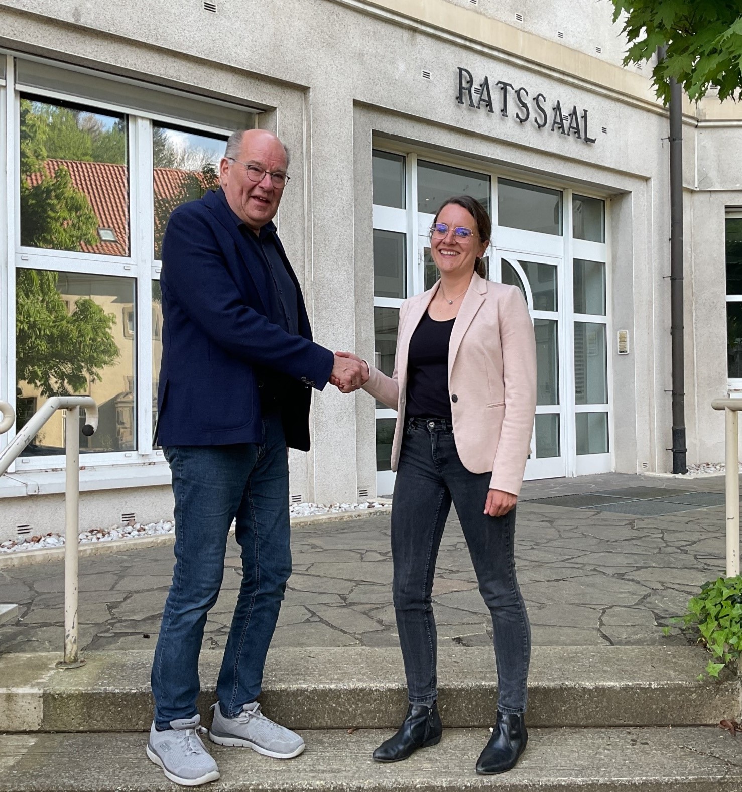 Bürgermeister Klaus-Rainer Willeke begrüßt die neue Gleichstellungsbeauftragte Helen Schreiber 