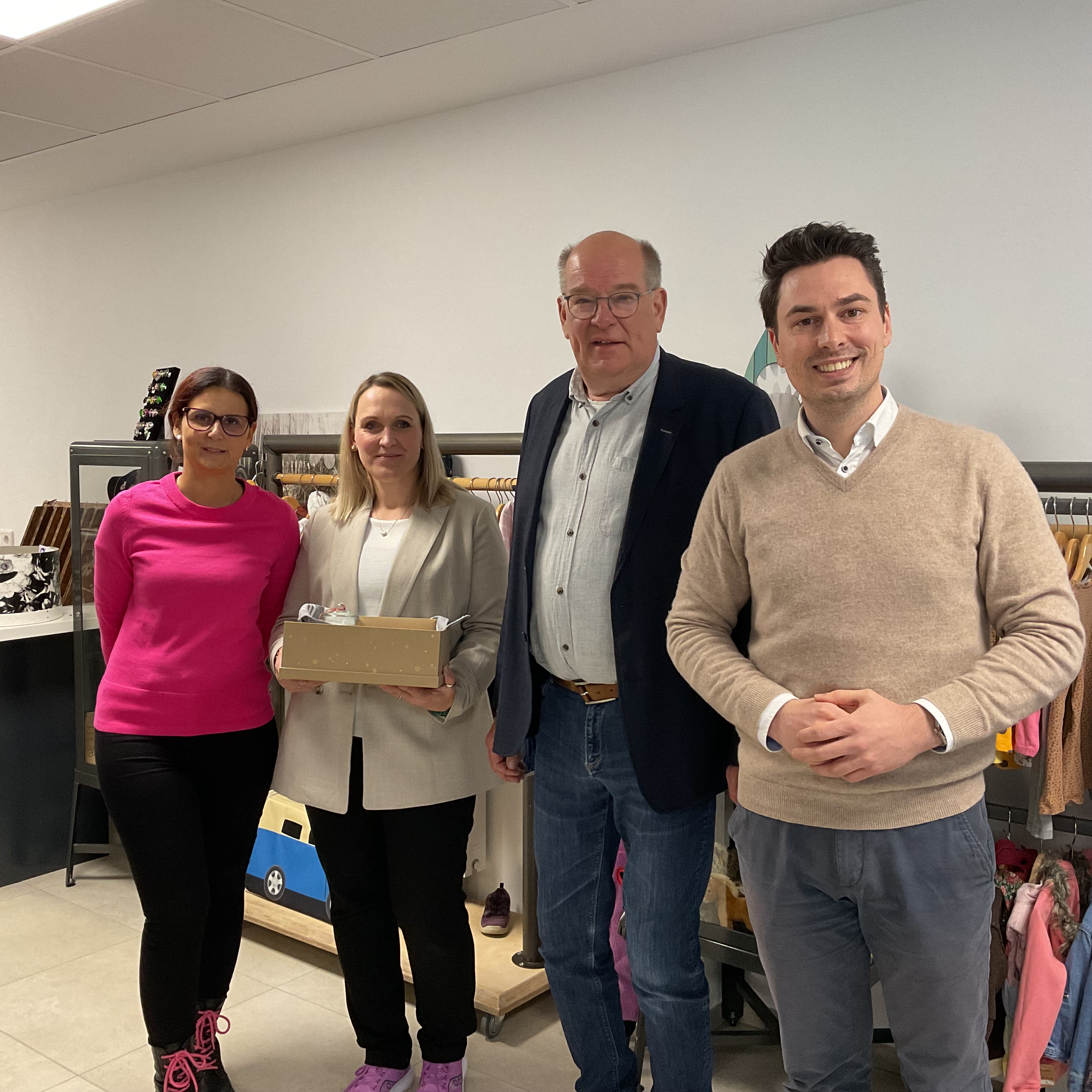 Bürgermeister Klaus-Rainer Willeke begrüßt zweite Gewinnerin des Pop-up-Wettbewerbs bei Ladeneröffnung in Sundern