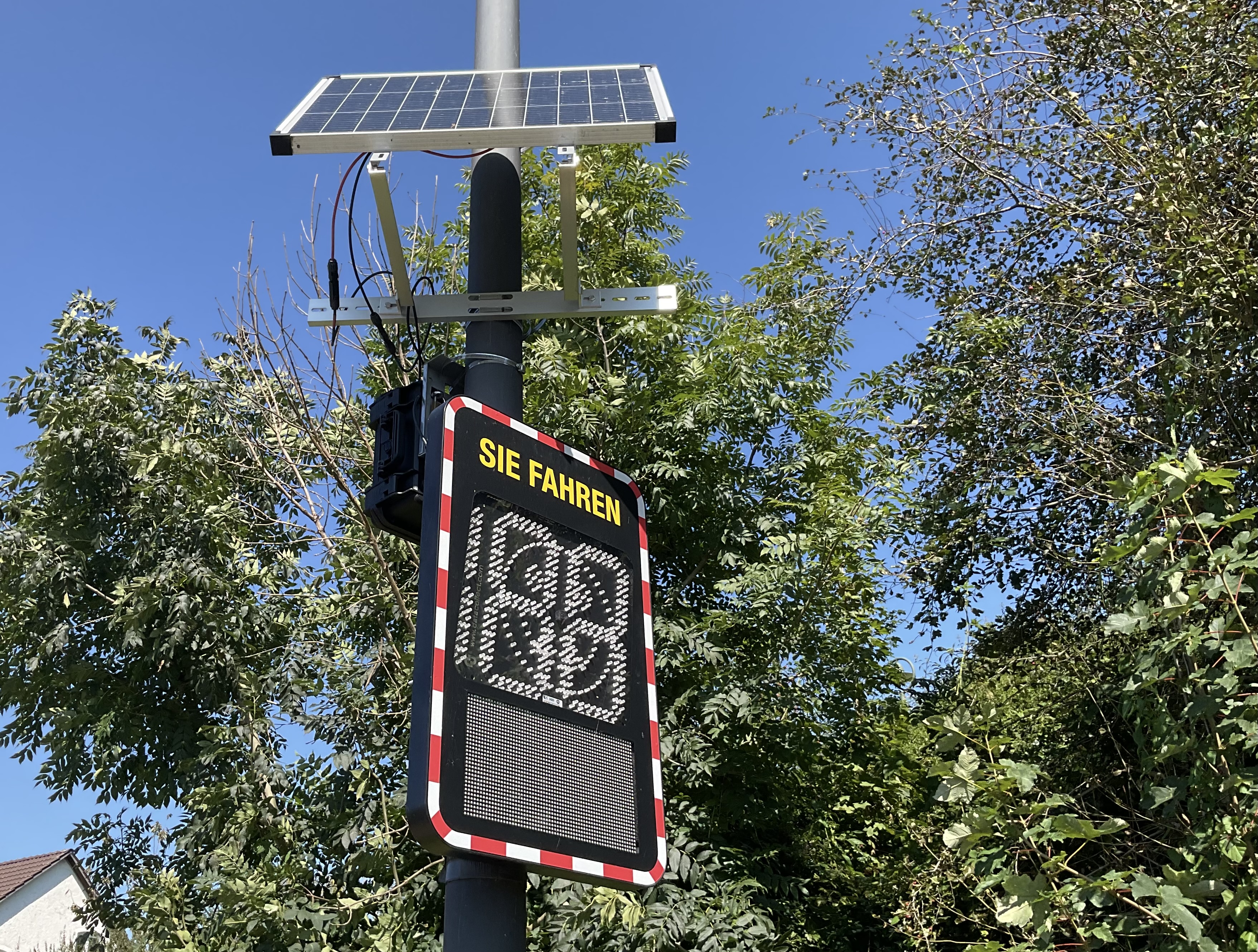 Verkehrsdisplay am Ortseingang von Stemel