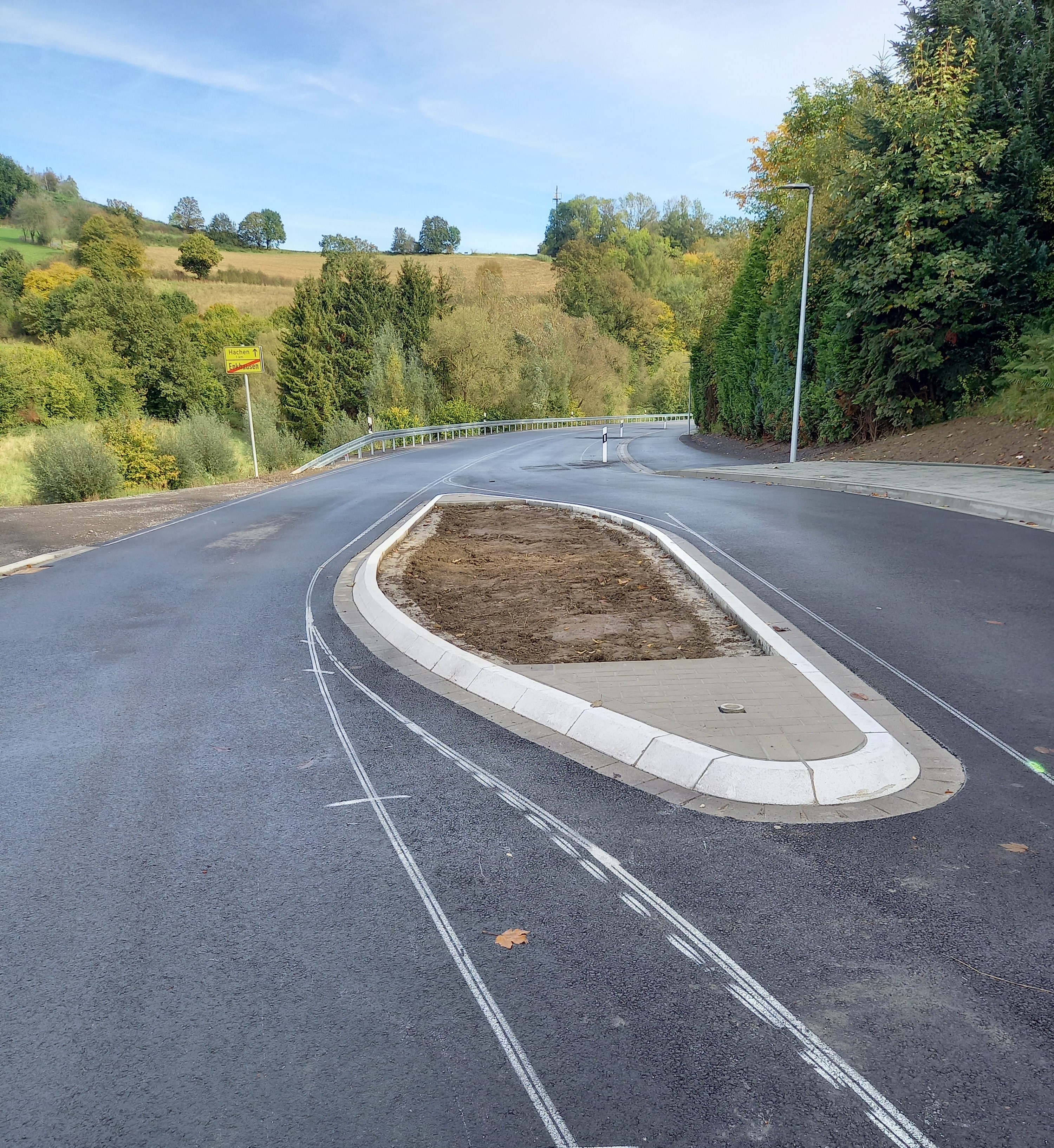 Erneuerte Fahrbahn der B 229 durch Sundern-Enkhausen