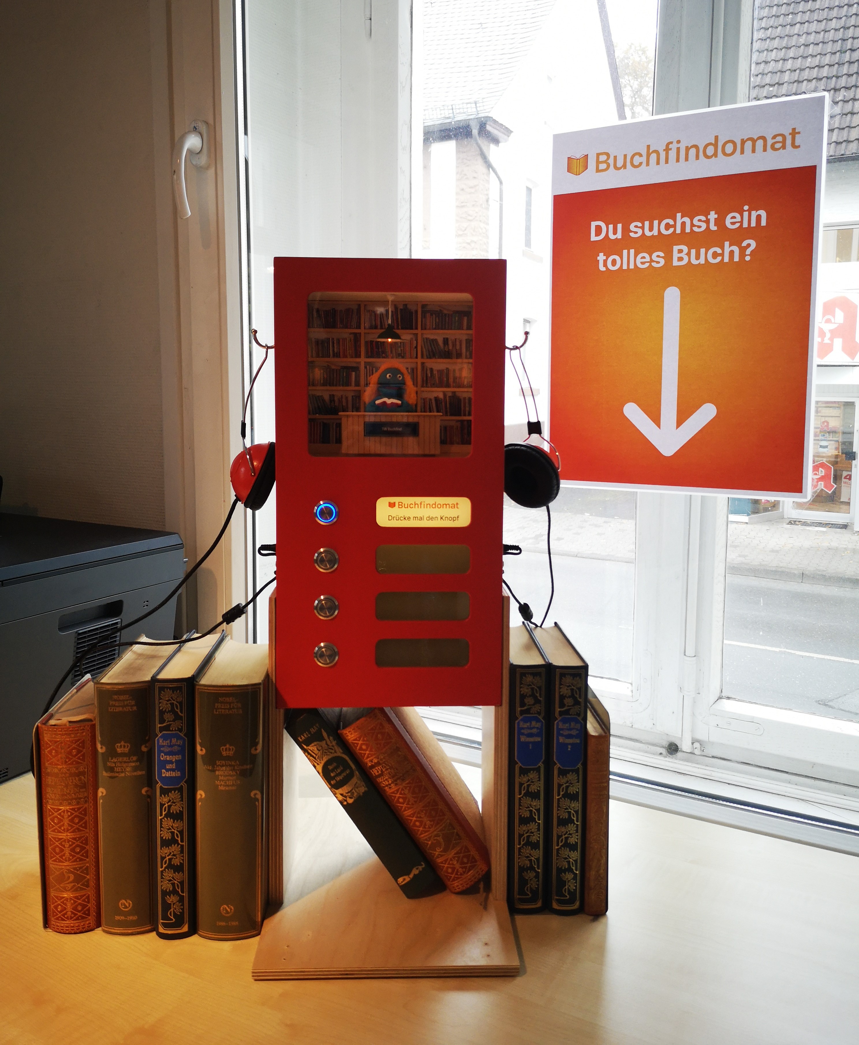 Der neue Buchfindomat der Stadtbibliothek Sundern