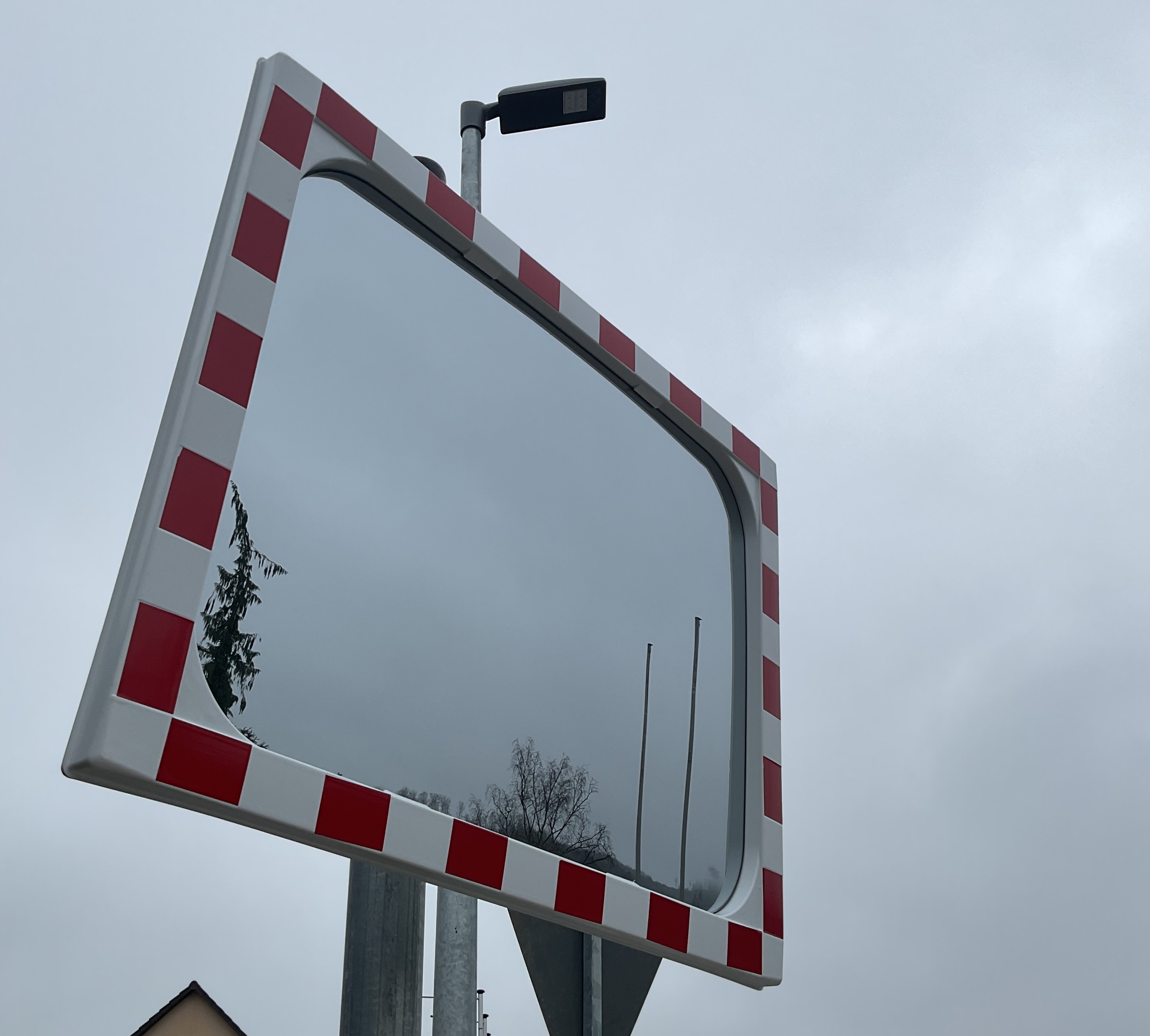 Verkehrsspiegel zur Verbesserung der Sichtverhältnisse im Straßenverkehr
