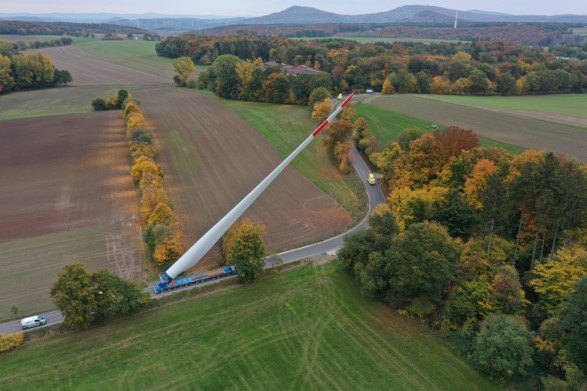 Symbolbild: Transport von Windenergieanlagen-Komponenten 