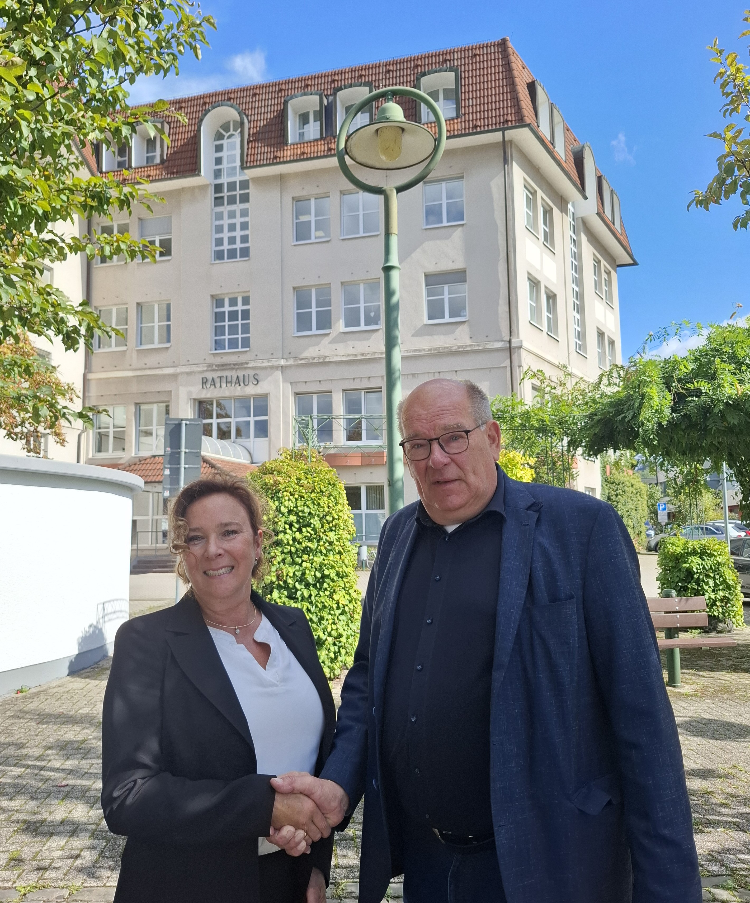 Bürgermeister Klaus-Rainer Willeke gratuliert Dr. Jacqueline Bila zur Wahl als neue Bürgermeisterin der Stadt Sundern