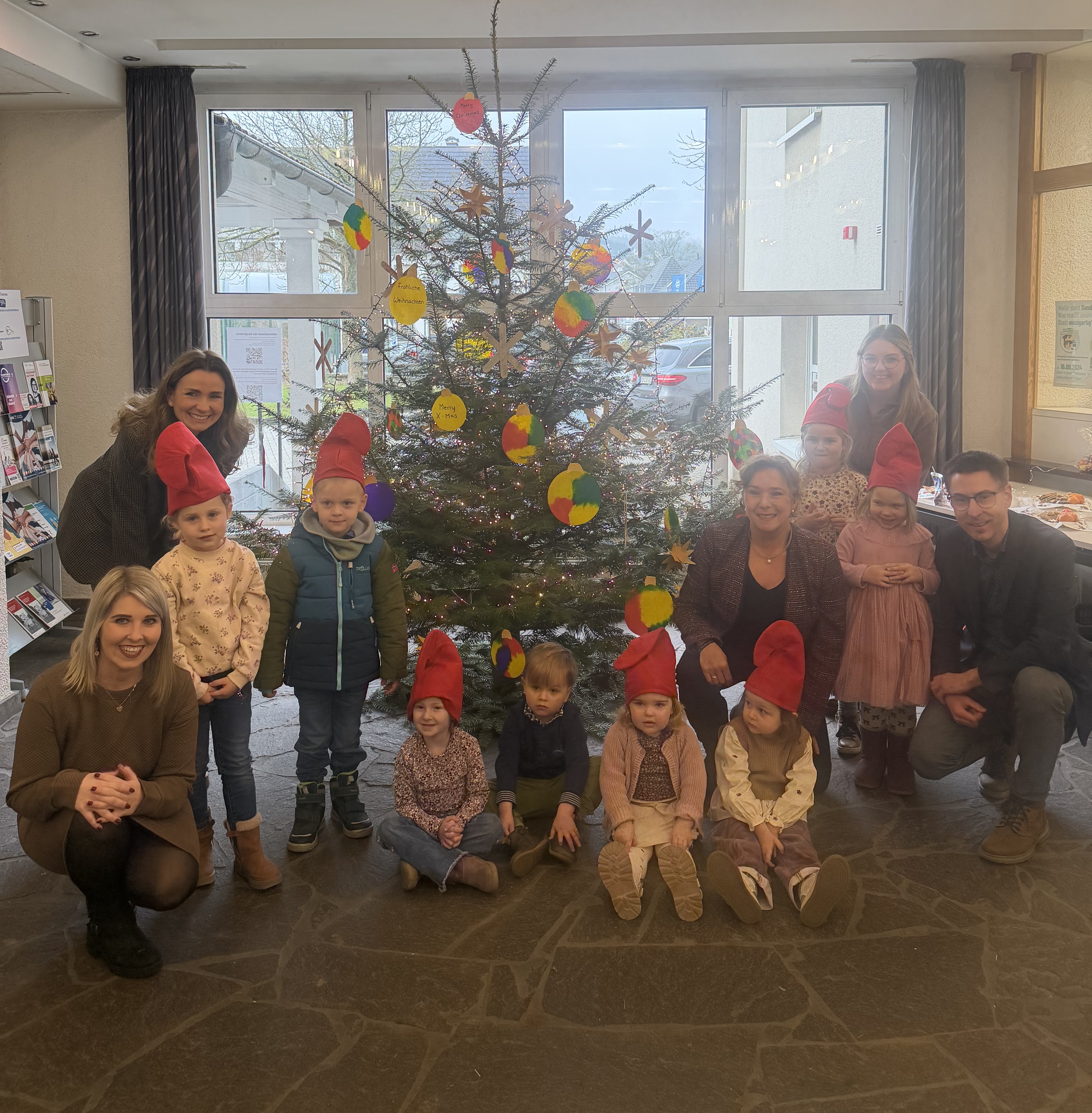 Kita Amecke schmückt den diesjährigen Weihnachtsbaum im Rathaus