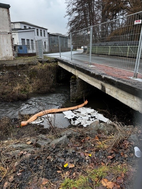 Beschädigte Brücke am Selscheder Weg nach einem LKW-Unfall