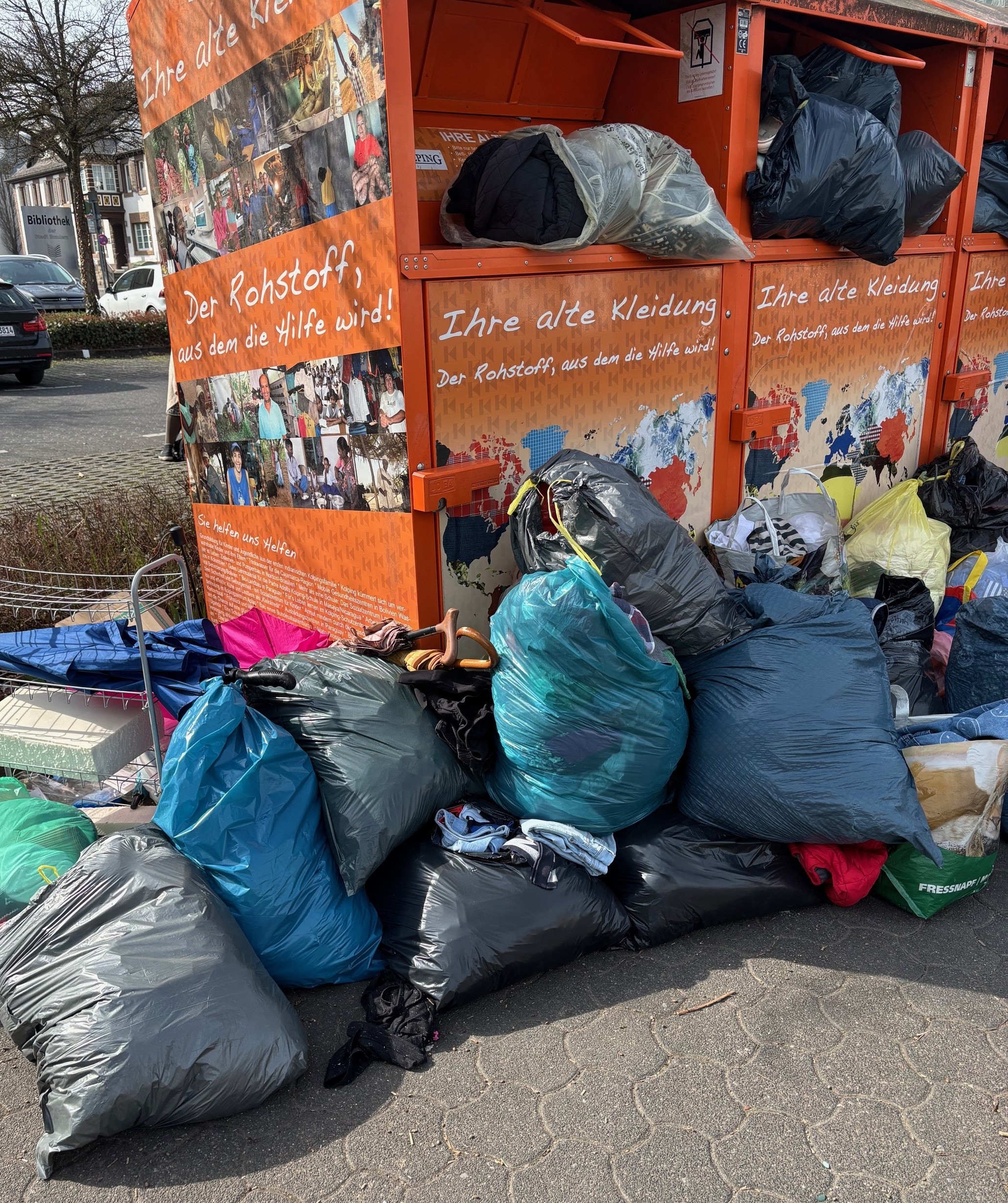 Überfüllte Altkleidercontainer und Unrat im Stadtgebiet Sundern