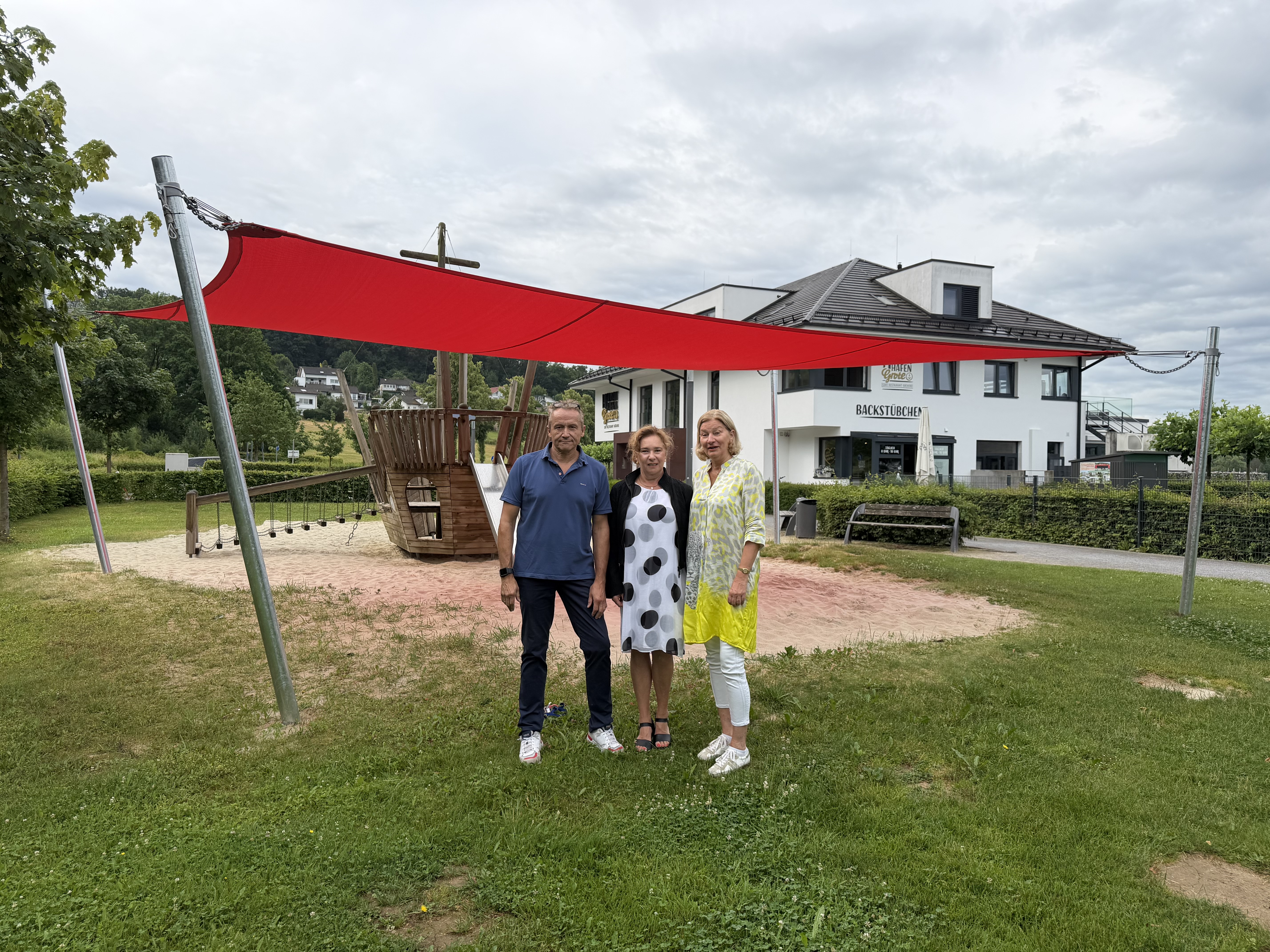 Neues Sonnensegel am Spielbereich in Amecke
