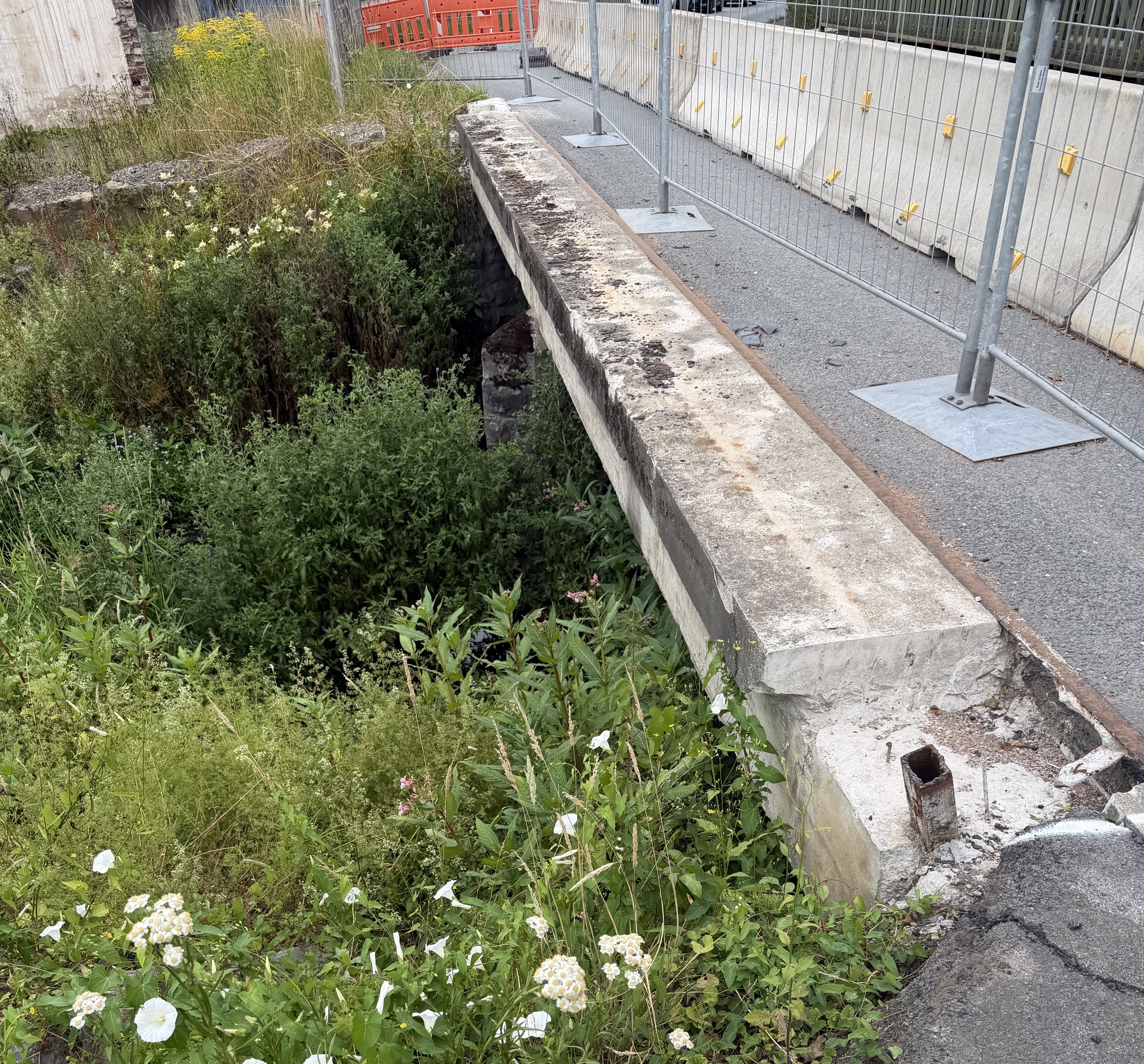 Aktuell beschädigte Brücke am Selscheder Weg nach einem LKW-Unfall