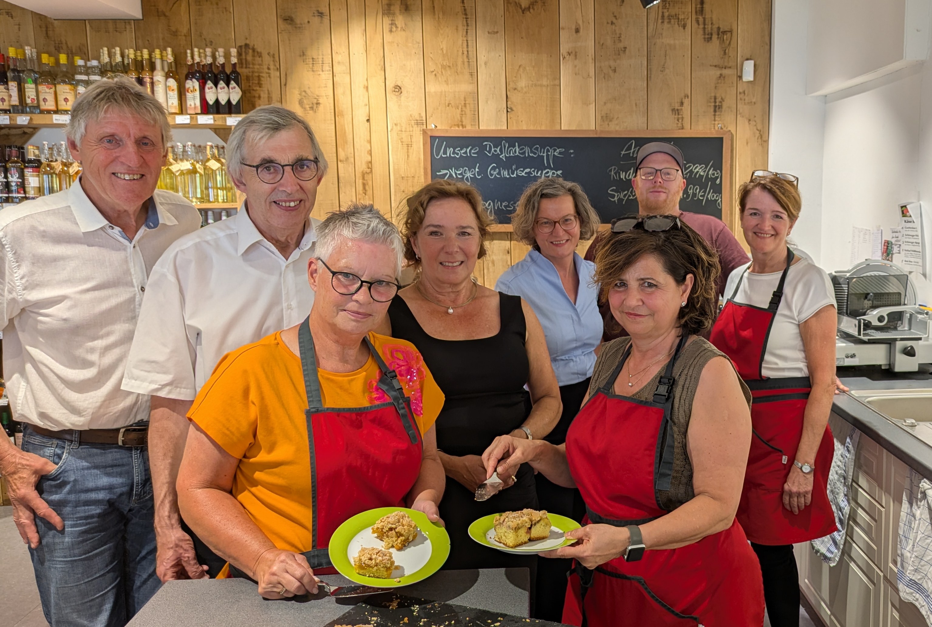 Besuch der Ministerin Scharrenbach im Dorfladen in Hagen