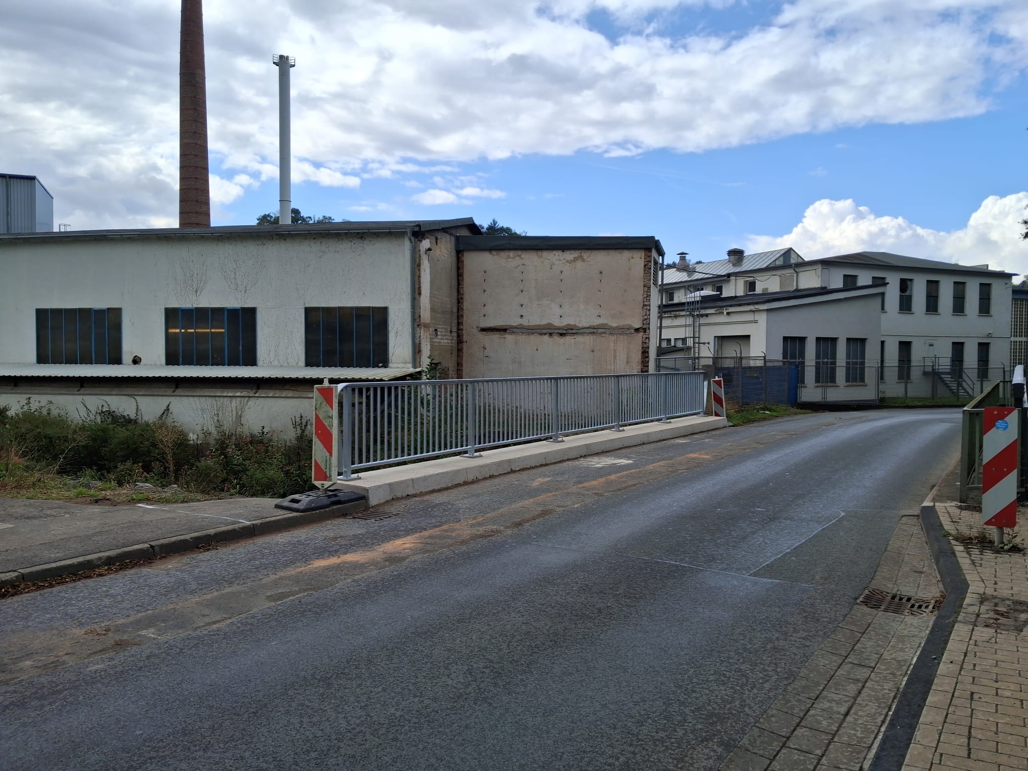 Brücke am Selscheder Weg wieder zweispurig befahrbar.